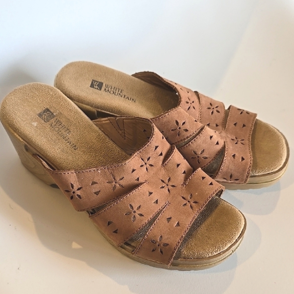 White Mountain Tan Sandals with Suede-Like Finish Sz 6M